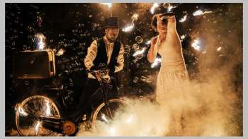 Glitzer Glanz und Feuertanz