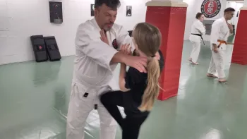 Selbstverteidigungskurs für Frauen und Mädchen