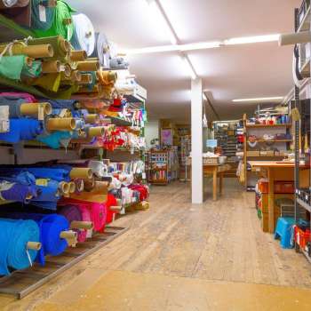 OFFCUT St.Gallen Regal mit farbigen Stoffen