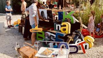 Marché aux puces de quartier sur le site de Bach