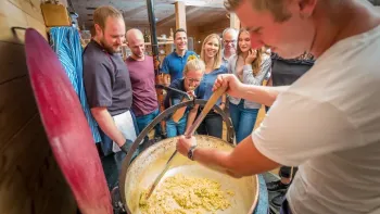 Koch Workshop: Chääshörnli kochen im alten Käse-Kessi