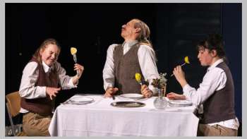 Cie. momoll!: Bitte nicht über den Tellerrand stolpern!