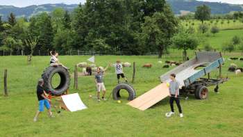 Golfing in XXL format on the ostrich farm