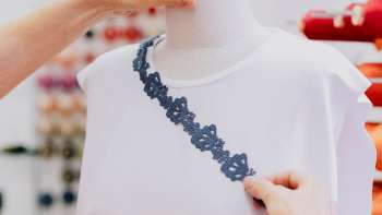 Stickerei an T-Shirt halten