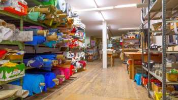 OFFCUT St.Gallen Regal mit farbigen Stoffen