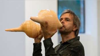 Alphorn und Meerschneckenhorn spielen