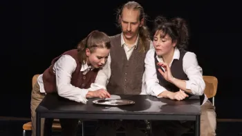 Cie. momoll!: Bitte nicht über den Tellerrand stolpern!