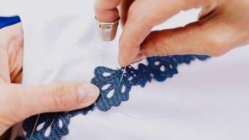 Nahaufnahme annähen von Stickerei