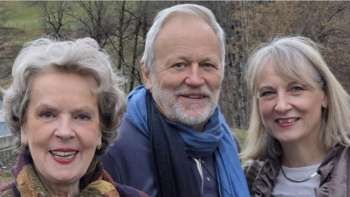 Musikalischer Blumenstrauss mit zwei Sängerinnen und Gitarre