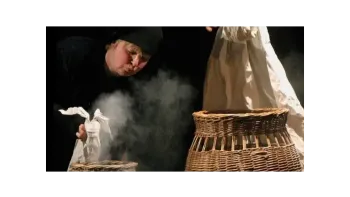 Theater PhiloThea // De chly Drache Theater PhiloThea // De chly Drache