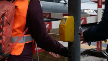 Barrieren eine Bühne geben