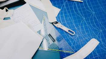 Nähutensilien auf dem Tisch