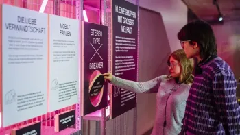Vernissage: Stereotypes: Neanderthalerin