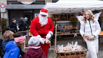 Markt-Erlebnistag – der Weihnachtsmann besucht den Wochenmar