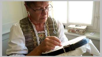 Kunsthandwerkerin im Museum