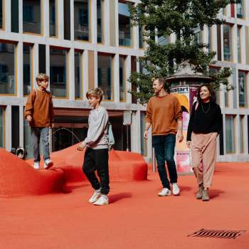 Erlebnis, Familienspaziergang, Flanieren, Kinder, Roter Platz, spazieren, Spaziergang, St.Gallen, Stadtlounge