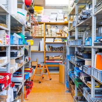 OFFCUT St.Gallen Regal mit verschiedenem Material