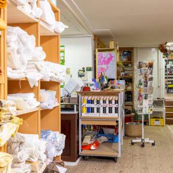 OFFCUT St.Gallen Regal mit weissen Stoffen